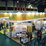 Vista do amplo pavilhão de Stands do Brasil na API- EXPO-2015, vendo-se em primeiro plano o Stand Lambertucci, vendo-se em frente a Sra. Joelma Lambertucci, de São Paulo