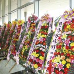 Um costume dos coreanos é enviar estes arranjos de flores desejando sucesso aos Eventos. Evidentemente que os brasileiros estranharam, mas depois de informados se tranquilizaram.