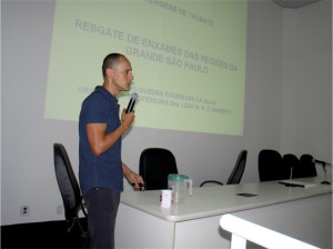 O palestrante Fabiano Guedes Rodrigues da Silva projetou uma série de slides mostrando o crescimento do número de enxames que se alojam nas residências nos últimos três anos.