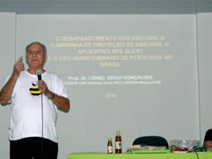 Prof. Dr. Lionel Segui Gonçalves em sua palestra sobre o Desaparecimento das abelhas.