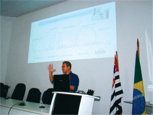 A palestra foi enriquecida com apresentação de Data-Show o que poderia ser até dispensada ante o farto conhecimento do Prof. Fernando Amaral sobre o assunto.