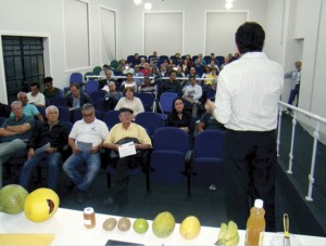 O Sr. Hilton Claudino durante a sua apresentação, destacando os benefícios das frutas e do vinagre de Maçã para a saúde humana.