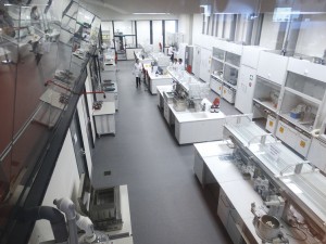 Foto 20 – Vista geral dos modernos e super equipados laboratórios de análises de mel da empresa Balparmak, da Turkia, maior laboratório de análises especificas de mel do mundo.