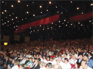 Foto 2 -Vista parcial da Delegação da APACAME e do público presente na abertura do 45o Congresso da APIMONDIA em Istambul