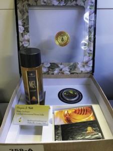Foto 8 – Premiação com medalha de ouro – embalagem com mel da empresa Prodapys de Santa Catarina.