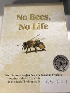 Foto 9 – Premiação com medalha de prata- Livro "No Bees, No Life" (Sem abelhas, sem vida), de Peter Kozmus, Bostjan Noc e Karolina Vrtacnik.