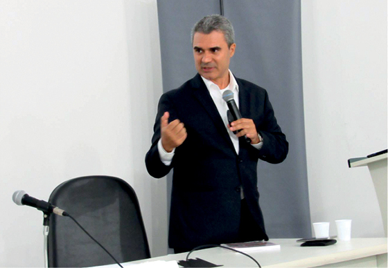 O Prof. Fernando Luis do Amaral durante a sua palestra, cujo tema despertou o interesse de todos os associados e convidados presentes ao evento.