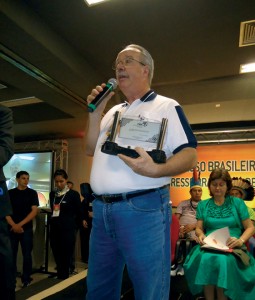 Constantino Zara Filho foi homenageado pela CBA no 18o Congresso Brasileiro de Apicultura.
