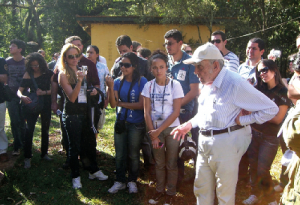 Figura 2 - Dr. Paulo Nogueira-Neto com estudantes cearenses em sua fazenda Aretuzina, em São Simão, estado de São Paulo. 