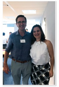 Foto 1  - Reunião ISO – Paris, 2019 Terry Braggins (Nova Zelândia) e Dra. Andresa Berretta (Presidente ABEMEL).