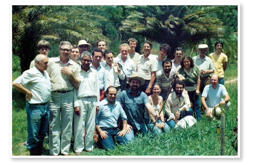1982 – Participantes do curso de apicultura dado por Luiz e Radamés Zovaro, João  Sobenko é o segundo da Direita para a esquerda com seu tradicional Boné na cabeça.