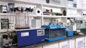 Figura 9. Parte do laboratório de análise e controle para produtos das abelhas em uma das fabricas do Apis Flora em Ribeirão Preto. 