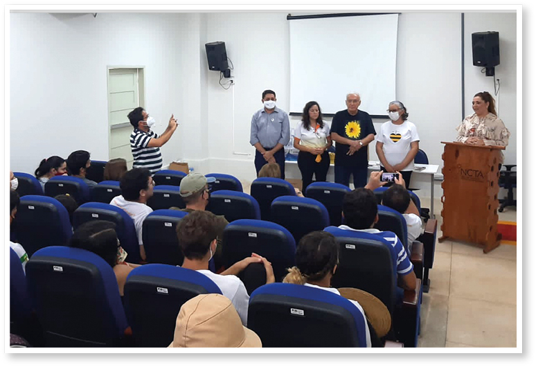 FIG. 2 – Reitora da UFERSA, Profa.Dra. Ludmilla C.Serafim de Oliveira abrindo o evento do “Dia Mundial das Abelhas no Anfiteatro do NCTA.