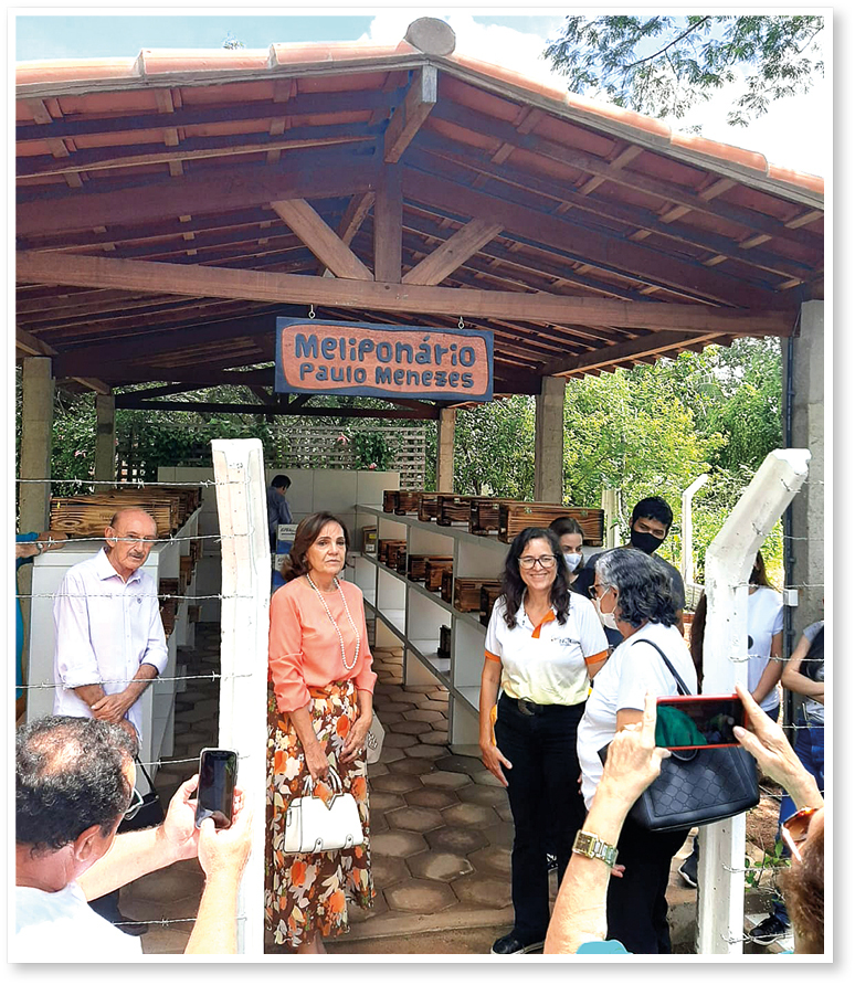 FIG. 5 – Inauguração do “Meliponário Paulo Menezes” na Fazenda Experimental da UFERSA vendo-se ao centro a viúva Sra. Simone Menezes, esposa do homenageado.