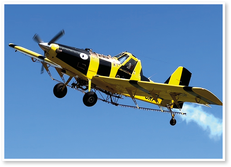 FIG. 7 – Aeronave agrícola, Air Tractor 402B, adesivada de preto e amarelo, com a faixa da Ação “Deixe a abelha voar”.