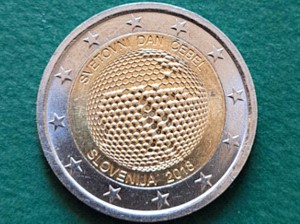 Figura 3 - Moeda comemorativa (2€) dedicada ao “Dia Mundial das Abelhas” elaborada pelo Banco da Eslovênia. Fonte da imagem: Caio Eduardo da Costa Domingues.